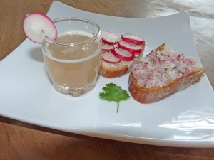 One shot de réjuvélac aux radis et à la coriandre