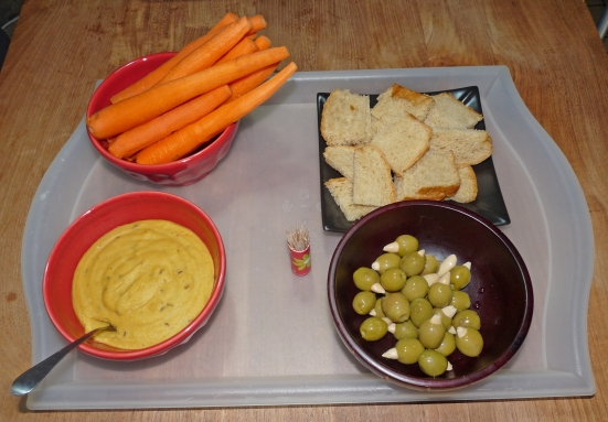 Pâte de lentilles rouges, carottes crues, végé-brioche et olives farcies aux amandes