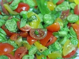 Salade de mini concombres et tomates colorées au balsamique blanc et gomasio aux algues