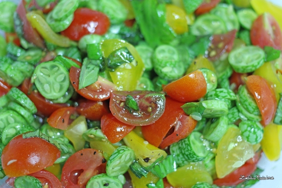 Salade de mini concombres et tomates colorées au balsamique blanc et gomasio aux algues