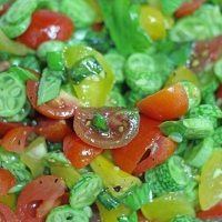 Salade de mini concombres et tomates colorées au balsamique blanc et gomasio aux algues
